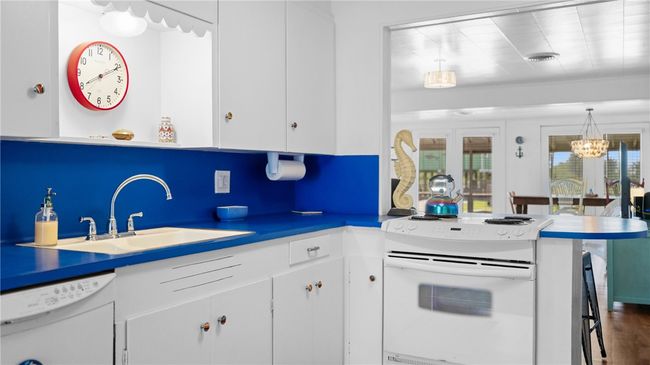 1127 S Live Oak St, House other with 2 bedrooms, 2 bathrooms and null parking in Rockport TX | Image 11