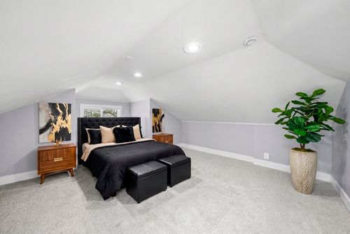 9132 Saginaw Ave, Chicago, IL, 60617-4150 | Card Image