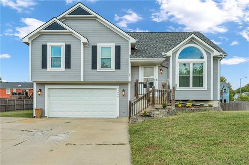 33046 W 88th Ter, De Soto, KS, 66018-7961 | Card Image
