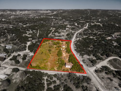 989 Oil Wl, Pipe Creek, TX, 78063-5217 | Card Image