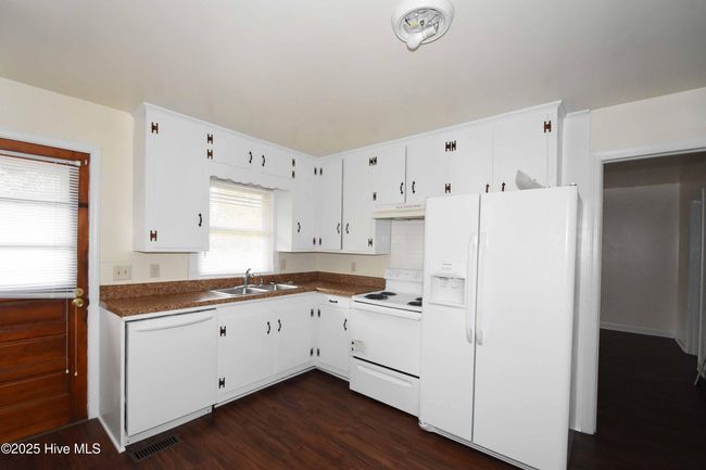 B - 230 Second St, Home with 2 bedrooms, 1 bathrooms and null parking in Ayden NC | Image 4