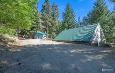 Home and greenhouse. | Image 2