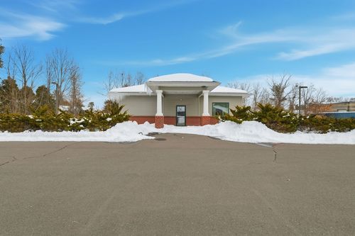 2 Foxwood Dr, Windsor Locks, CT, 06096-1652 | Card Image
