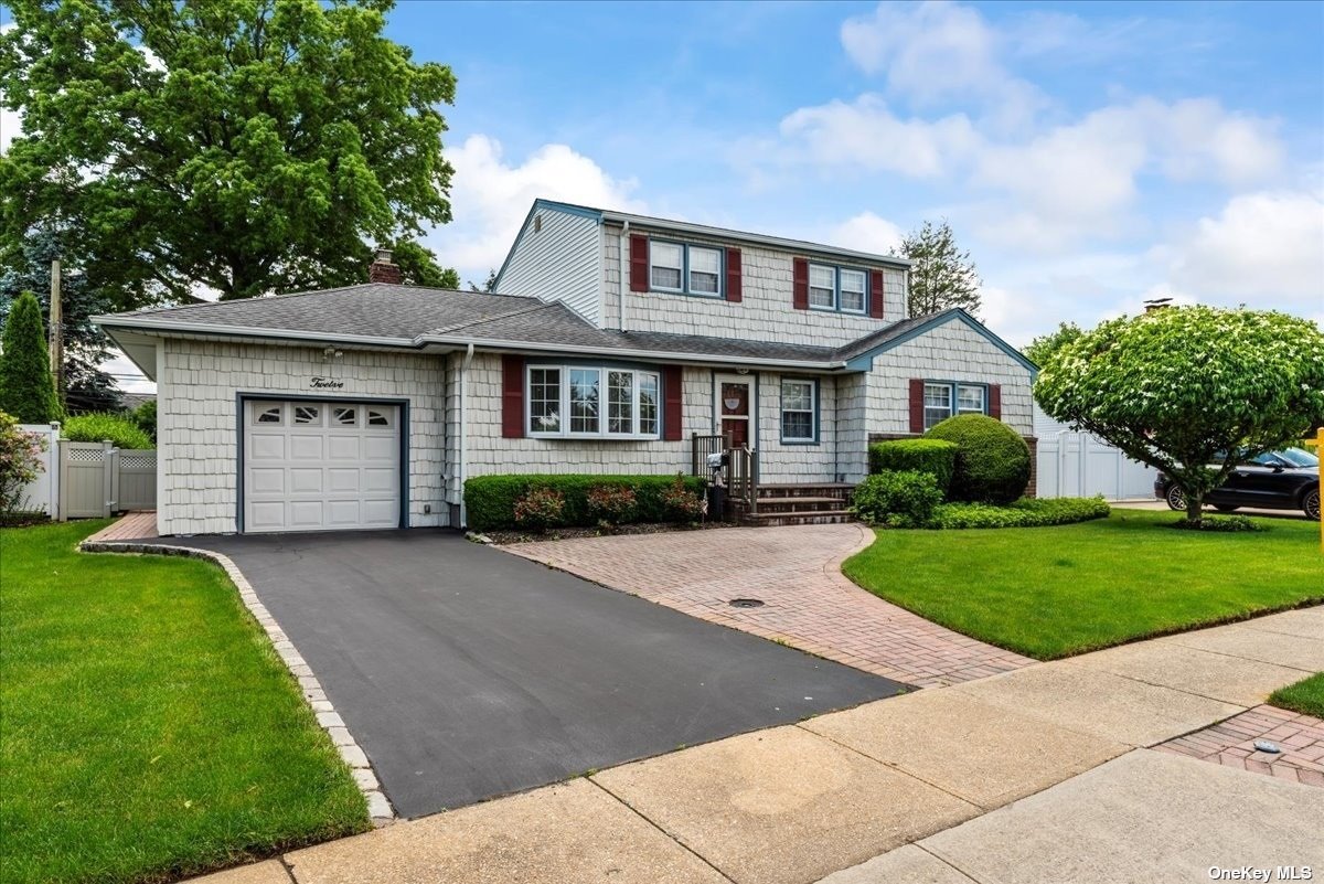 Lenore Ave, Hicksville, NY 11801