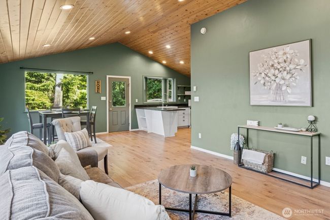 Spacious living area | Image 5