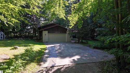 8800 Golfside Ct, Shepherd, MI, 48883-9047 | Card Image