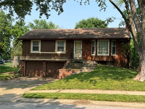8425 Tracy Ave, Kansas City, MO, 64155-2825 | Card Image