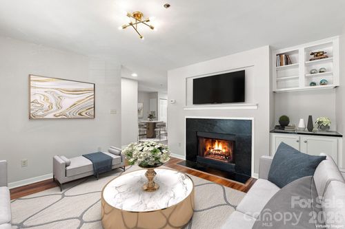 525 Olmsted Park Pl, Charlotte, NC, 28203-5687 | Card Image