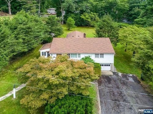 4 Schubert Ln, Paramus, NJ, 07652-4315 | Card Image