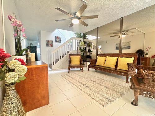 apt-8-521 Pepeekeo St, Honolulu, HI, 96825-5100 | Card Image
