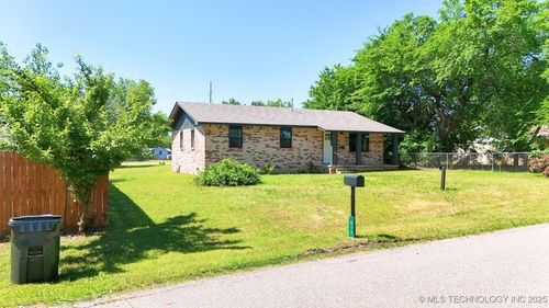 917 Fairway Dr, Sulphur, OK, 73086-1423 | Card Image