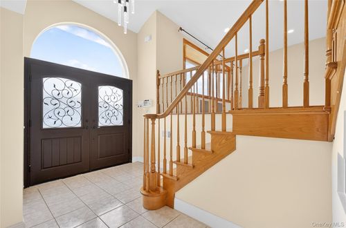 38 S Oaks Blvd, Plainview, NY, 11803-1935 | Card Image