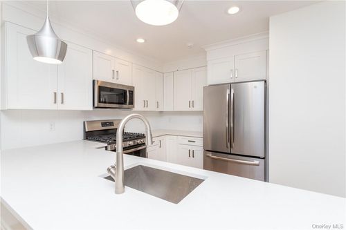 5-121 Fisher Ave, White Plains, NY, 10606-2366 | Card Image