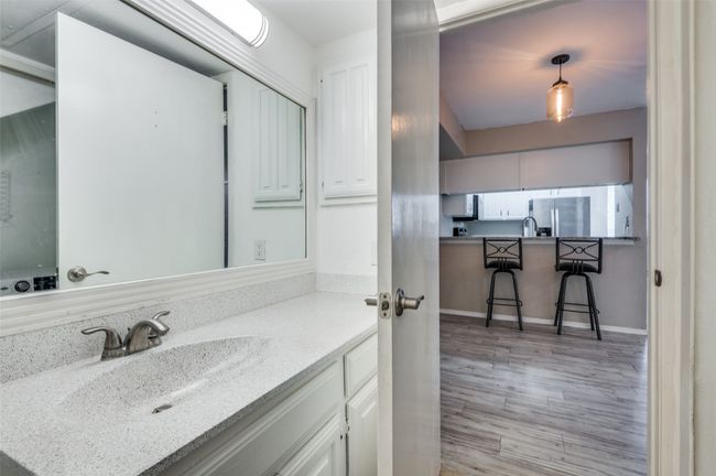 Powder bath with solid surface counters. | Image 13