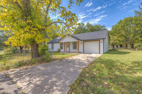 714 Cedar Ln, Okmulgee, OK, 74447-6402 | Card Image