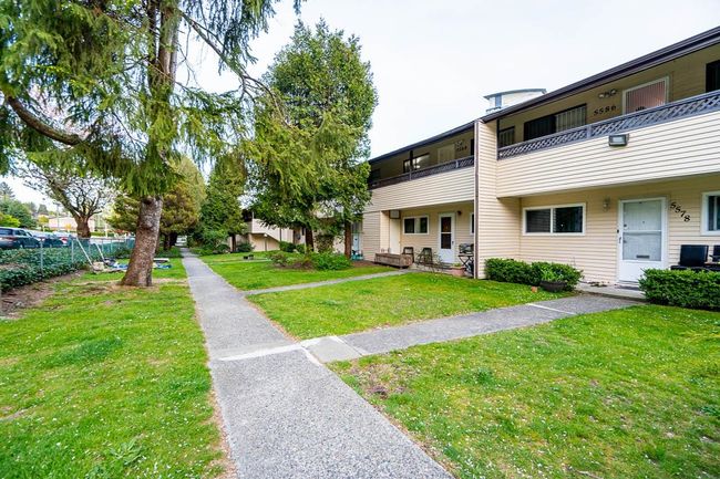 5588 Broadway, Townhouse with 2 bedrooms, 1 bathrooms and 1 parking in Burnaby BC | Image 3