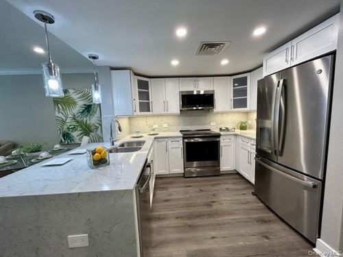 n2514-100 Glen St, Glen Cove, NY, 11542-5119 | Card Image