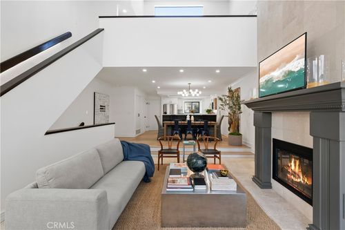 2110 Neilson Way, Santa Monica, CA, 90405-2203 | Card Image