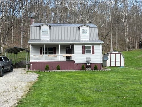 142 Pine Lake Dr, Scott Depot, WV, 25560-9661 | Card Image