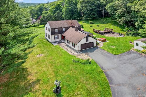 4 Debbie Ct, Chester, NY, 10918-2428 | Card Image