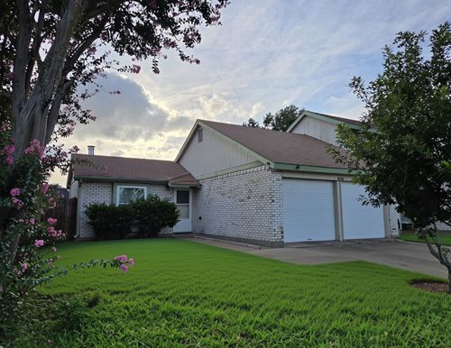 2925 Fairway Dr, Grand Prairie, TX, 75052-5447 | Card Image