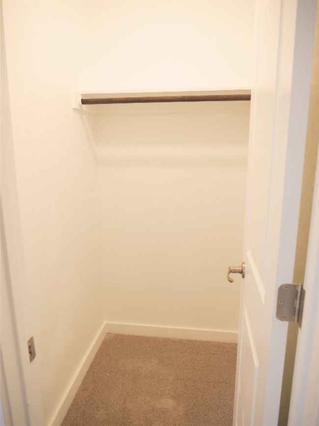 Walk in closet Bed 2 | Image 21