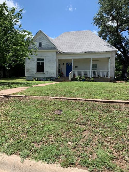 1104 S Pecan St, Brady, TX, 76825-5743 | Card Image
