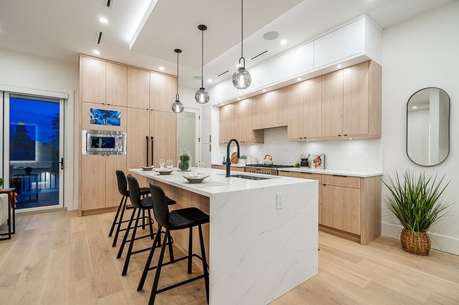 8386 14 Th Ave, Home with 5 bedrooms, 5 bathrooms and 3 parking in Burnaby BC | Image 9