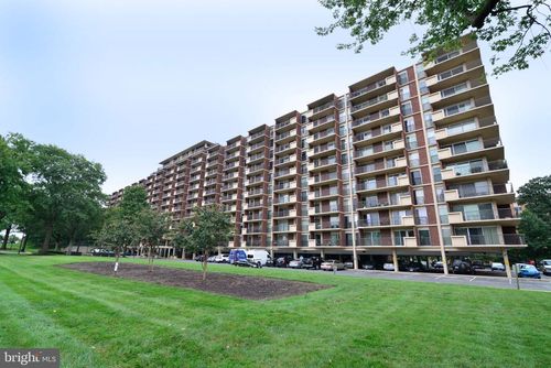 823-1300 Army Navy Dr, ARLINGTON, VA, 22202-2010 | Card Image