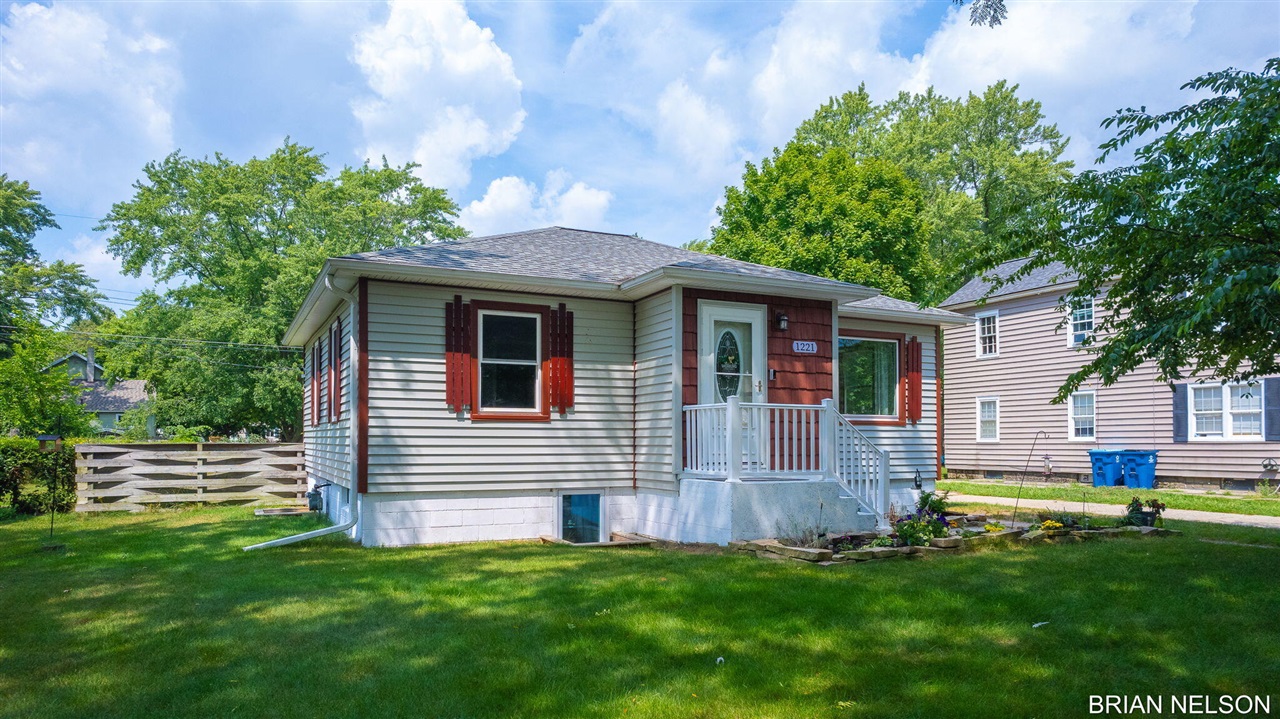 Pennoyer Ave, Grand Haven, MI 49417