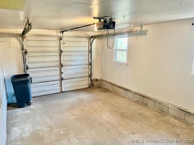 Garage interior | Image 29