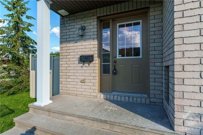 298 Macoun Cir, Townhouse with 3 bedrooms, 3 bathrooms and 2 parking in Ottawa ON | Image 3