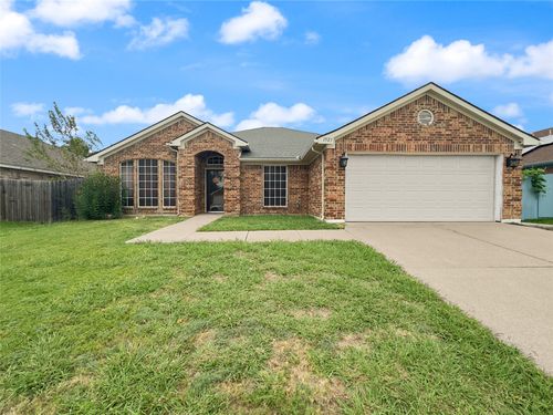 1523 Wolf Creek Dr, Arlington, TX, 76018-3052 | Card Image