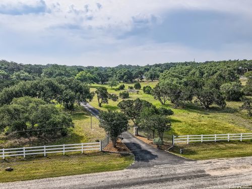 320 Remington Dr, Bergheim, TX, 78004-1913 | Card Image