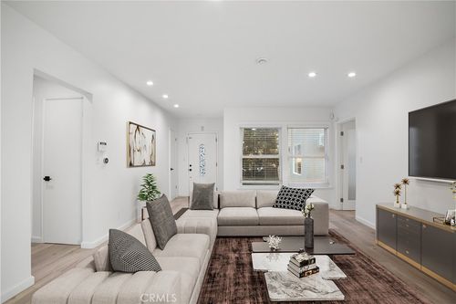 7118 Sunnybrae, Winnetka, CA, 91306 | Card Image