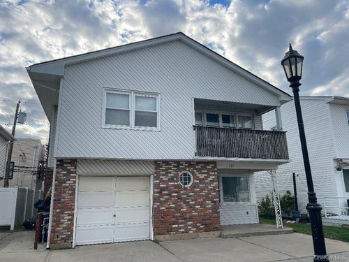 137 Pacific Blvd, Long Beach, NY, 11561-3865 | Card Image