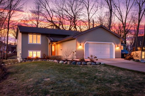 7723 N Shore Cir N, Forest Lake, MN, 55025-8719 | Card Image