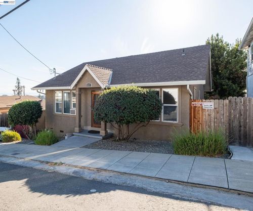 8957 Lawlor St, Oakland, CA, 94605-4329 | Card Image