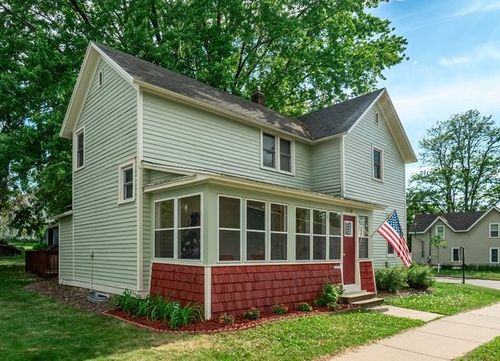 1102 14th Ave E, Menomonie, WI, 54751-3537 | Card Image