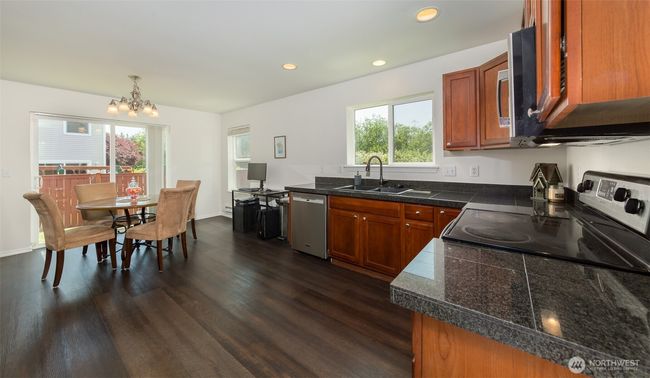 Kitchen and eating area | Image 6
