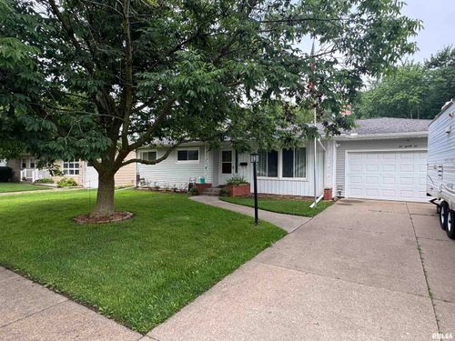 1026 N 13th St, Clinton, IA, 52732-3326 | Card Image