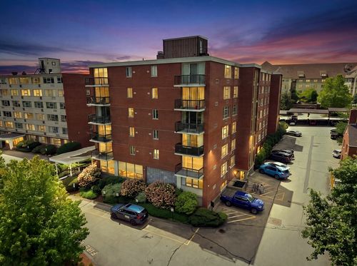 208-20 Hammond Pond Pkwy, Chestnut Hill, MA, 02467-2132 | Card Image