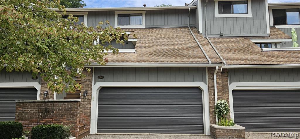 Yorktown Ct, Northville, MI 48167