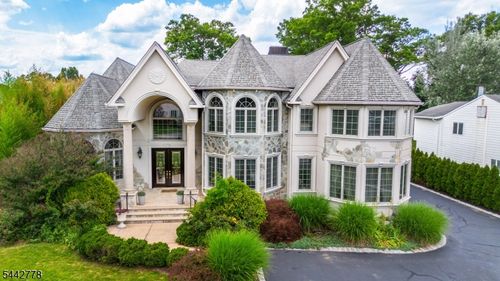 16 Cheri Ln, Fairfield, NJ, 07004-1804 | Card Image