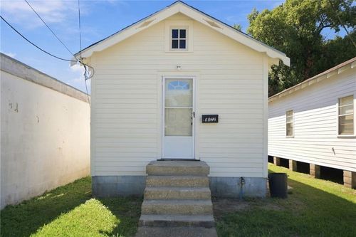 1122 Derbigny St, Gretna, LA, 70053-6332 | Card Image