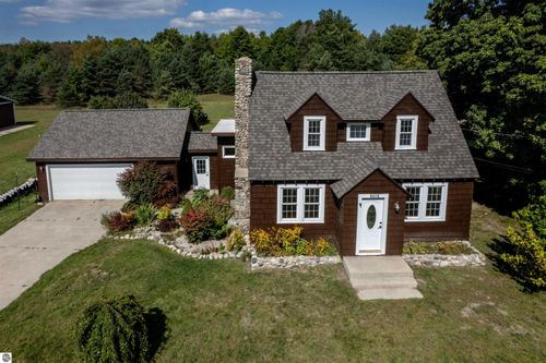 8616 Cedar Run Rd, Traverse City, MI, 49684-9428 | Card Image