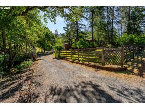 905 Summit Loop, Grants Pass, OR, 97527-8972 | Card Image