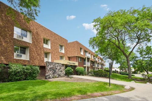 211-1 Villa Verde Dr, Buffalo Grove, IL, 60089-4134 | Card Image