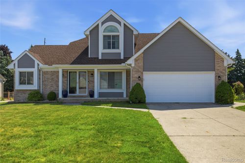 18488 Manor Ln, Livonia, MI, 48152-3901 | Card Image
