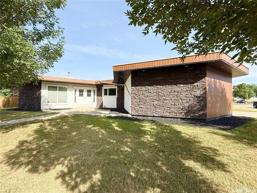 3 Mclelland Bay, Weyburn, SK, S4H2V3 | Card Image